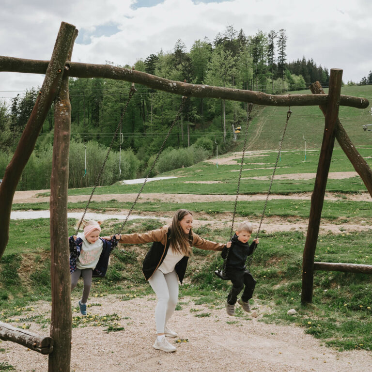 Venkovní houpačka - Apartmány za Bukem